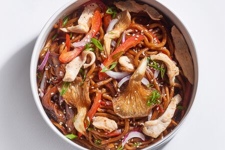 Вок с курицей и лапшой удон