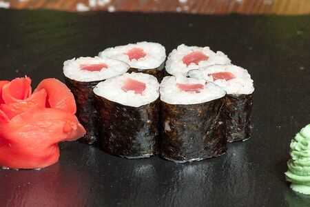 Ролл с тунцом