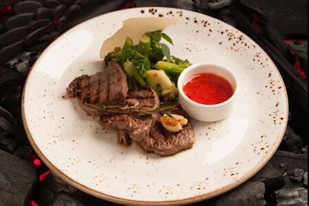 Медальоны из говяжьей вырезки с брокколи в соусе сладкий чили