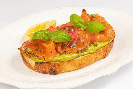 Брускетта с лососем и авокадо