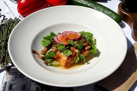 Треска в мисо с цукини, вешенками и свежим редисом