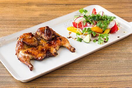 Цыпленок в аджике с салатом из летних овощей и йогуртовой заправкой