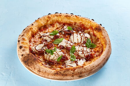 Пицца со страчателлой и вялеными томатами