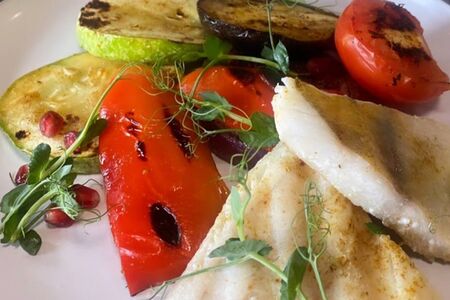 Филе судака с овощами гриль