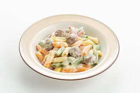 Цветные пенне с мясными фрикадельками  с сырно-сливочным соусом