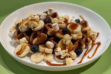 Вафля с карамелью, бананом, поп-корном, маршмеллоу