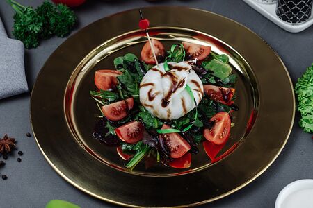 Буррата с узбекскими томатами