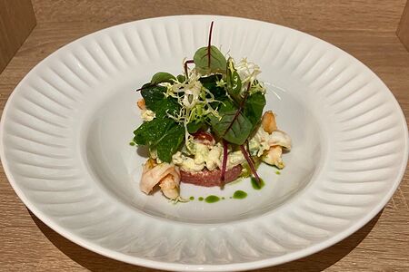 Салат с креветкой, огурцом, авокадо и филе цитрусовых