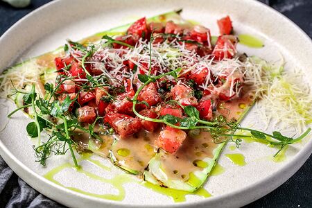 Карпаччо из печеных цукини на гриле с томатами и пармезаном