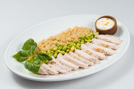 Филе куриной грудки су-вид, киноа, эдамаме, йогуртовый соус