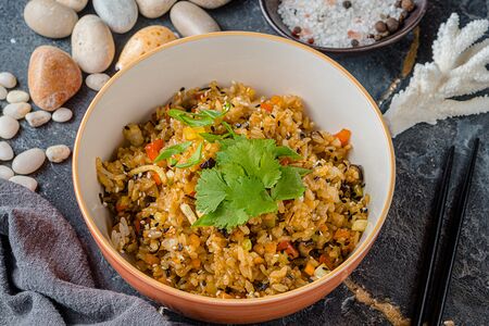 Жареный рис с овощами