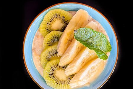 Каша Овсяная с маслом, бананом и киви