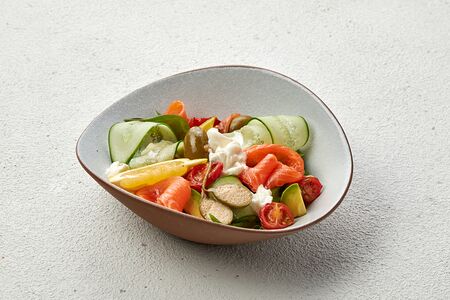 Салат с мурманским лососем, авокадо и страчателлой