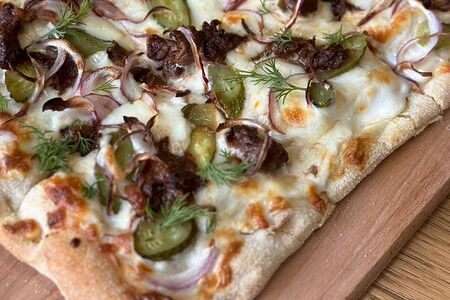 Пинса с говяжьей вырезкой, маринованным огурцом и сыром чеддер