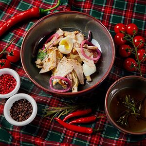 Салат с кальмаром гриль и соусом Тонато