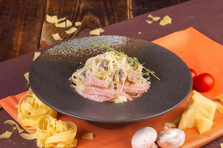 Тальятелле с ветчиной и грибами