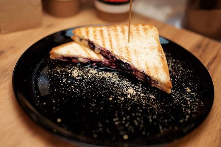Черничный тост с камамбером