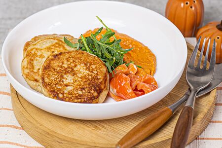 Оладьи с овощным муссом и лососем