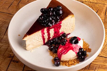 Чизкейк с топлёным молоком и чёрной смородиной