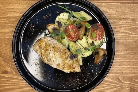 Курочка в медово-чесночном соусе с сельдереем