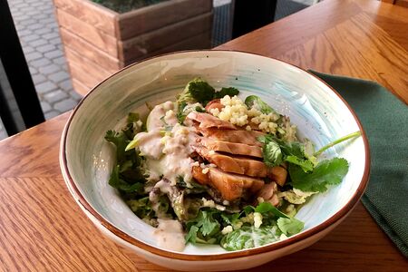 Салат с цыпленком и ореховой заправкой