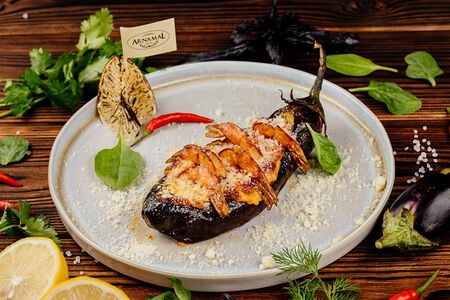 Баклажан с креветками под соусом Том Ям