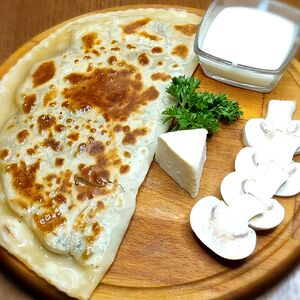 Кутаб с сыром, грибами и помидорами