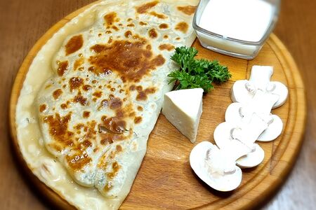 Кутаб с сыром, грибами и помидорами