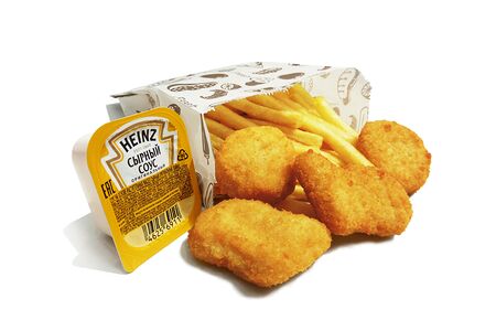 Наггетсы с картофелем фри и сырным соусом