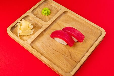 Суши-нигири с тунцом