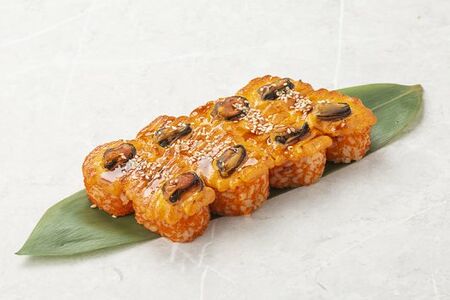 Запеченный ролл Калифорния с мидиями