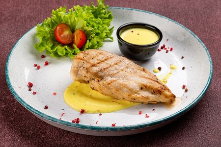 Куриная грудка под сырным соусом
