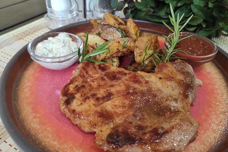 Стейк из cвинoй шейки с картофелем