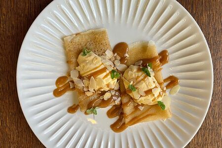 Блинчики с маскарпоне и соусом из вареной сгущенки