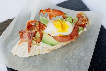 Брускетта с беконом, авокадо и яйцом пашот