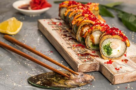 Криспи ролл с мега креветкой и чукой