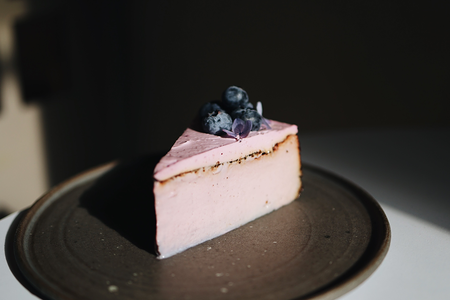 Баскский чизкейк с черной смородиной
