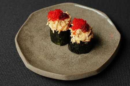 Гункан с крабом и соусом хо