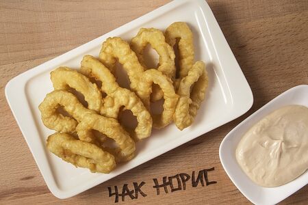 Кольца кальмара с соусом