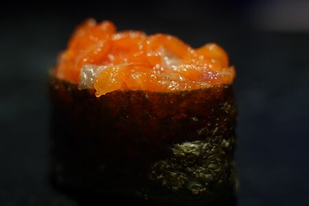 Гункан с лососем