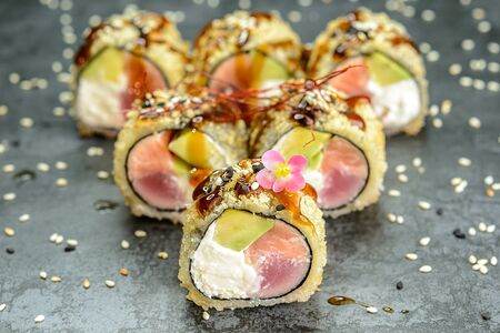 Жареный без риса; сыр, лосось, тунец, авокадо