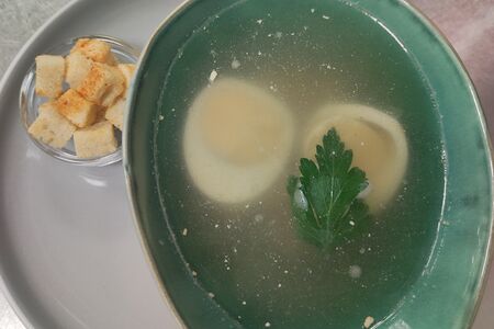 Куриный бульон с яйцом и гренками