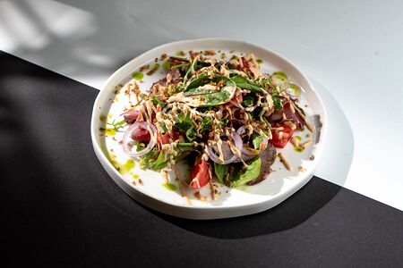 Салат с пастрами, луковыми чипсами и горчичным соусом