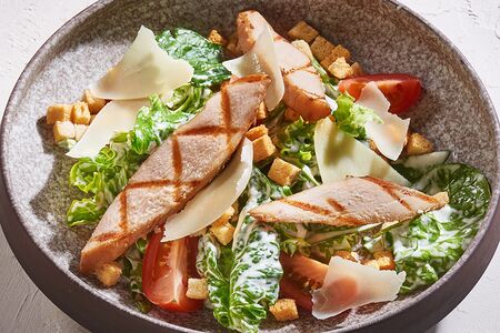 Салат Цезарь с куриной грудкой