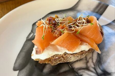 Брускетта с маринованным лососем