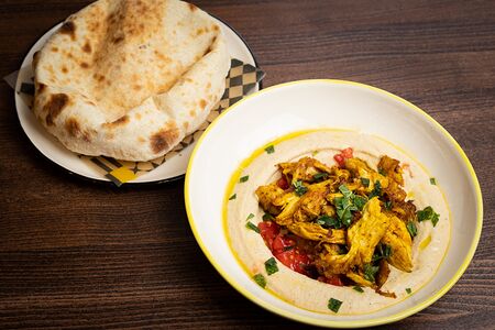 Хумус с рваной курицей