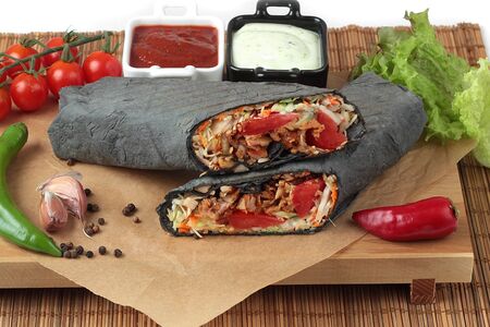 Шаурма Гигант с курицей в черном лаваше