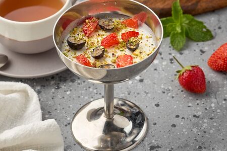 Панна-котта со свежими ягодами и дроблёной фисташкой
