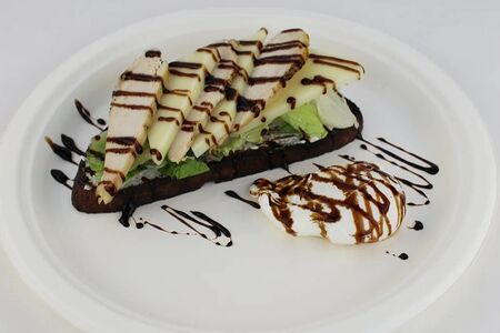 Брускетта с сыром сулугуни и курицей