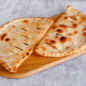 Кальцоне с ветчиной и грибами